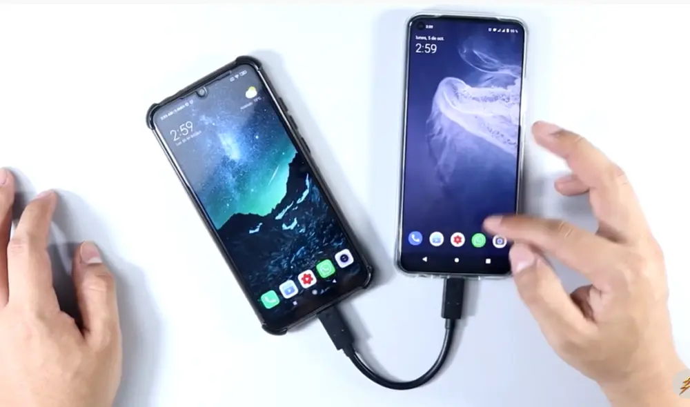 Gracias a la carga inversa, tu celular puede cargar otros smartphone. Foto: YouTube / Top Pulso
