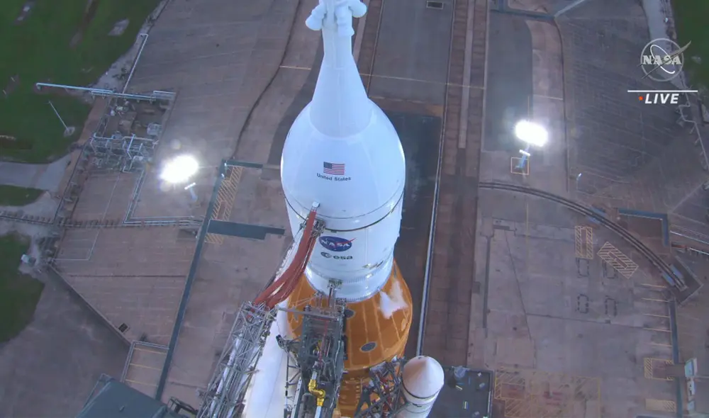 Imagen de la nave Orión sobre el cohete SLS, que presentó un problema en un motor. Foto: captura de pantalla / Twitter / NASA