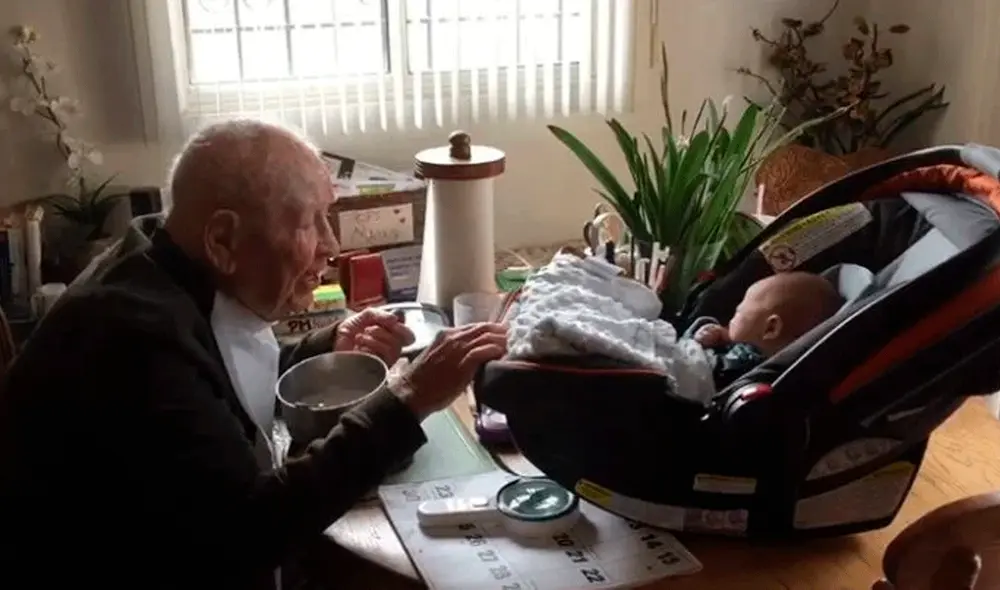 Los adultos mayores parecen estar muy contentos con la presencia de los bebés, conversan con ellos y les dan abrazos. Foto: Recreo Viral / referencial Los adultos mayores parecen estar muy contentos con la presencia de los bebés, conversan con ellos y les dan abrazos. Foto: Recreo Viral / referencial