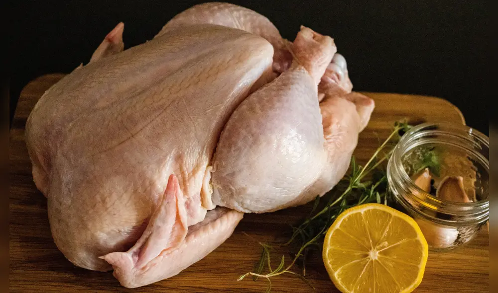 El pollo crudo puede ocasionar salmonella. Foto: Unplash