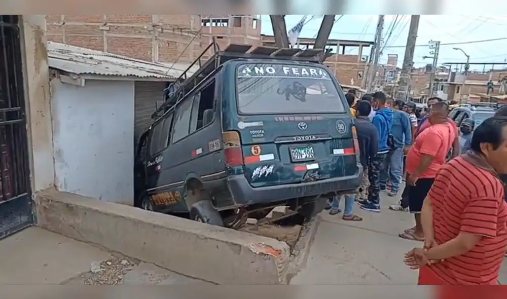 Según un primer informe, no se reportaron heridos tras accidente. Foto: Captura de vídeo de Dtumbes Noticias