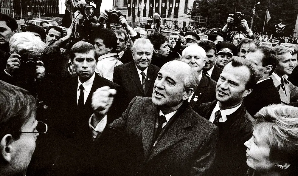 Adiós a la URSS. Mijaíl Gorbachov rodeado de simpatizantes durante los años del Glasnost. Foto: difusión