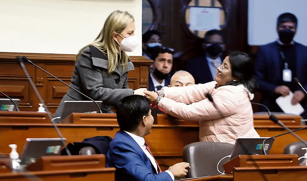 Actuación. Alva y Cortez solo buscan intercambiar favores. Foto: Congreso Actuación. Alva y Cortez solo buscan intercambiar favores. Foto: Congreso