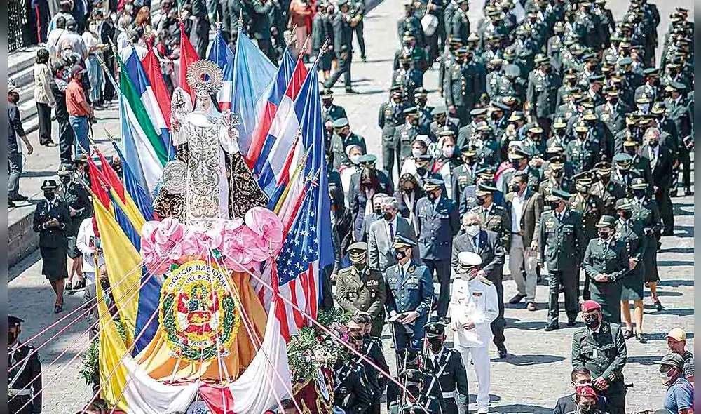 Homenaje. Policías cargaron imagen de Santa Rosa. Foto: La República
