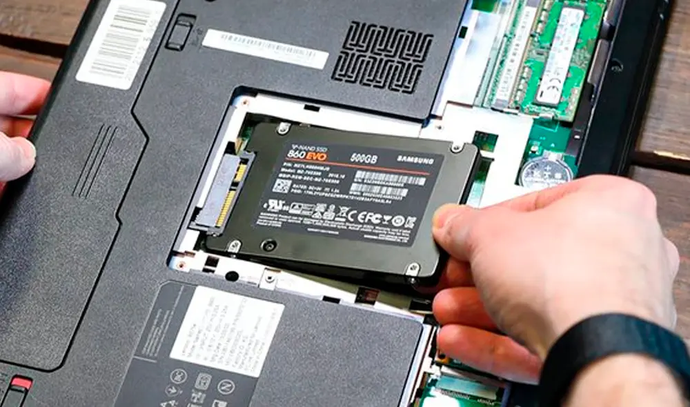 Las SSD son más compactas que un disco duro tradicional. Foto: Quora