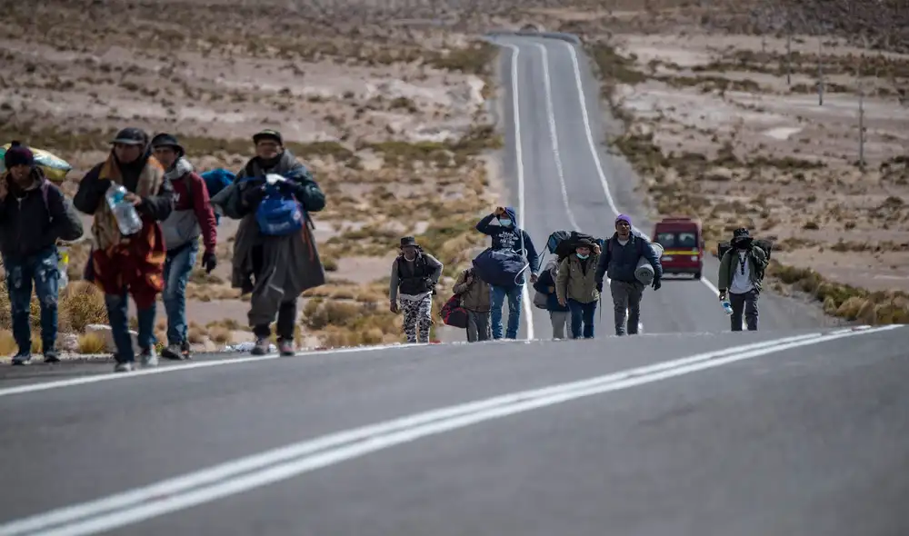 Migrantes venezolanos caminan hacia Iquique desde Colchane, Chile, luego de cruzar desde la frontera con Bolivia, en 2021. Foto: AFP