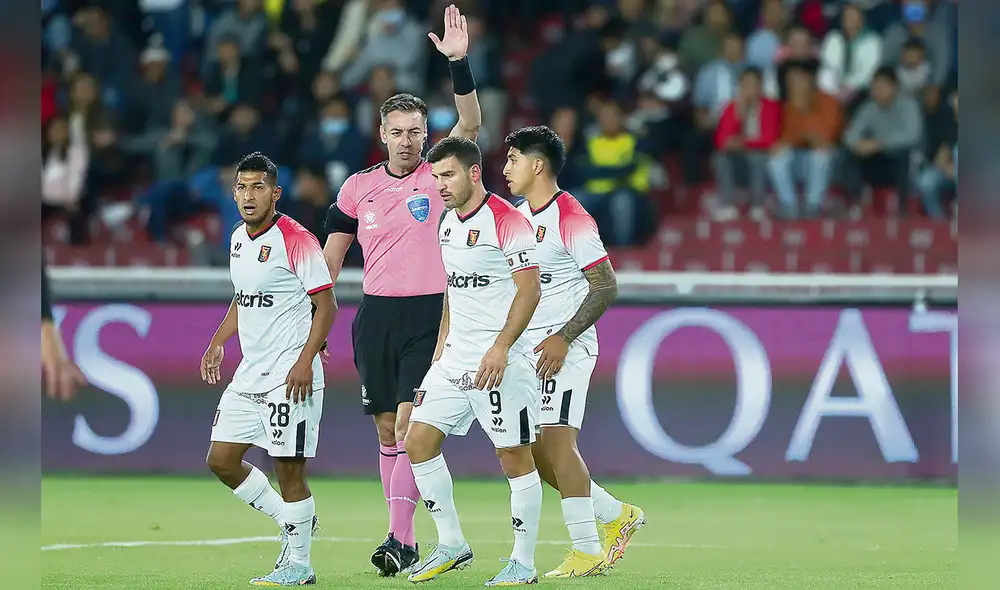 Sinsabor. Cuesta, Arias e Iberico tuvieron opciones en el primer tiempo, pero no las aprovecharon. Foto: EFE