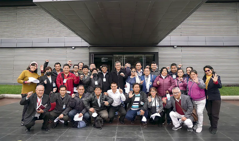 Reunión. Ministro de Educación, Rosendo Serna, al medio, rodeado de los dirigentes de Fenate llegados de las regiones. Ejecutivo sigue actuando contra el Sutep. Foto: difusión