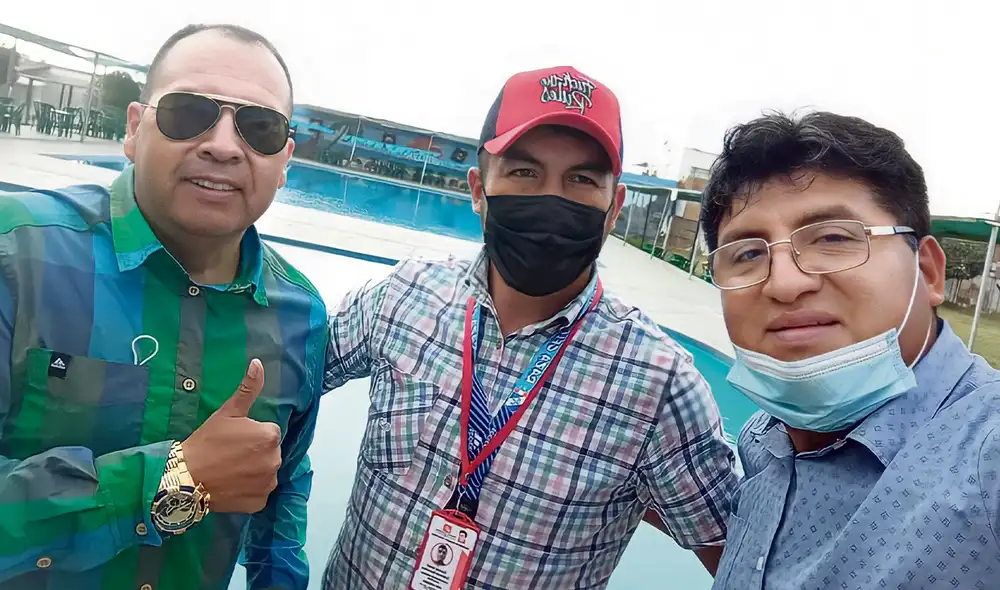 Cómplices. En el centro, el teniente alcalde de Anguía, Carlos Cabrera, con el fotocheck de la campaña de Pedro Castillo, y a la derecha, el empresario ganador, Daniel Obregón Flores. Foto: difusión Cómplices. En el centro, el teniente alcalde de Anguía, Carlos Cabrera, con el fotocheck de la campaña de Pedro Castillo, y a la derecha, el empresario ganador, Daniel Obregón Flores. Foto: difusión