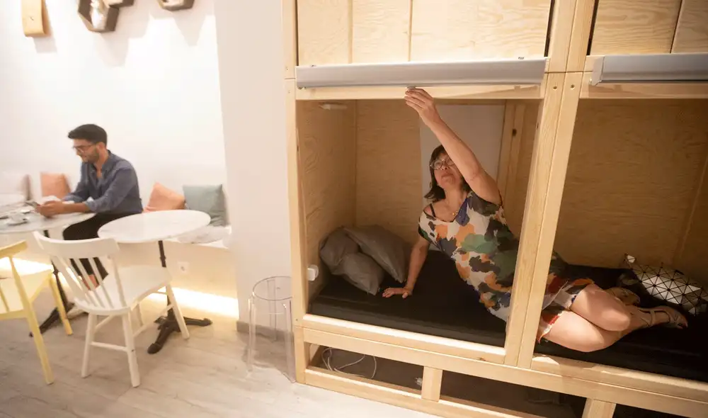 Si un comensal desea, tras disfrutar de un delicioso platillo, se le ofrece la posibilidad de una hora de descanso en uno de estos cubículos acolchados. Foto: EFE Si un comensal desea, tras disfrutar de un delicioso platillo, se le ofrece la posibilidad de una hora de descanso en uno de estos cubículos acolchados. Foto: EFE