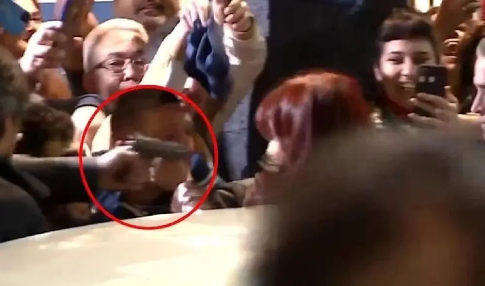 Cristina Fernández es apuntada con un arma cuando estaba de regreso a su domicilio en Buenos Aires, Argentina. Foto: captura video Cristina Fernández es apuntada con un arma cuando estaba de regreso a su domicilio en Buenos Aires, Argentina. Foto: captura video