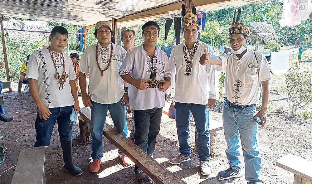 Sin protección. Los líderes kichwa Manuel y Quinto Inuma (últimos de la derecha) protegen los bosques de Huimbayoc. Por ello han sido amenazados. Sin protección. Los líderes kichwa Manuel y Quinto Inuma (últimos de la derecha) protegen los bosques de Huimbayoc. Por ello han sido amenazados.