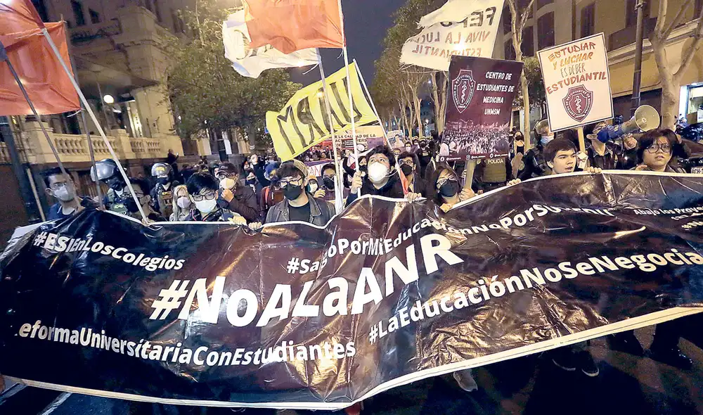 Marcha. Tras las protestas de universitarios y docentes contra el desacato del Congreso, la lucha se trasladó al plano judicial. Marcha. Tras las protestas de universitarios y docentes contra el desacato del Congreso, la lucha se trasladó al plano judicial.