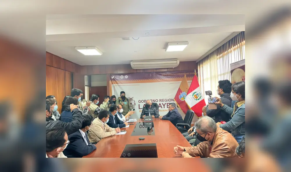 Anselmo Lozano se reunió conlos funcionarios de la gestión de Luis Díaz. Foto: Rosa Quincho/ URPI-LR Anselmo Lozano se reunió conlos funcionarios de la gestión de Luis Díaz. Foto: Rosa Quincho/ URPI-LR