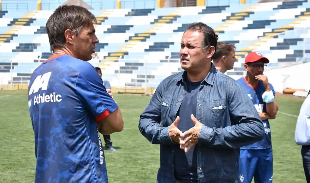 Reynoso saludó a jugadores de Cienciano y conversó con entrenador César Vigevani. Foto: Cienciano