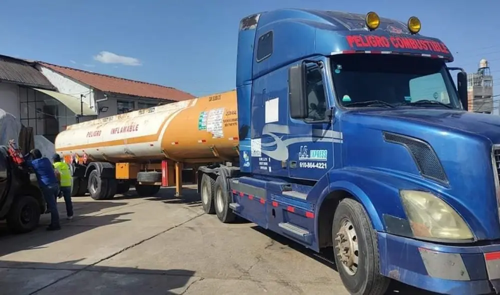 Camión cisterna contenía gran cantidad de productos de contrabando. Foto: Juliaca al Día