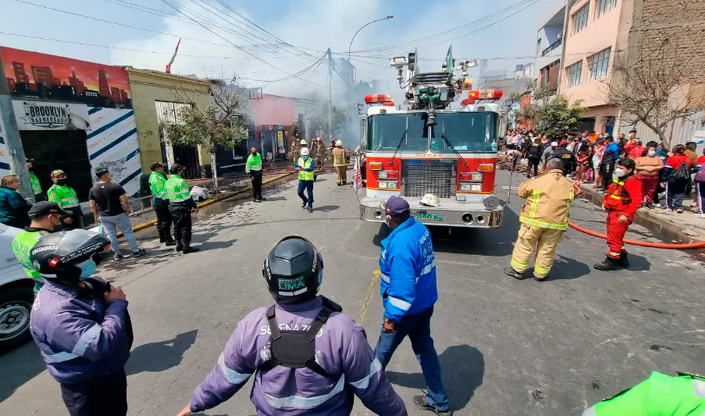 Los hombres de rojo lograron contener el siniestro. Foto: La República