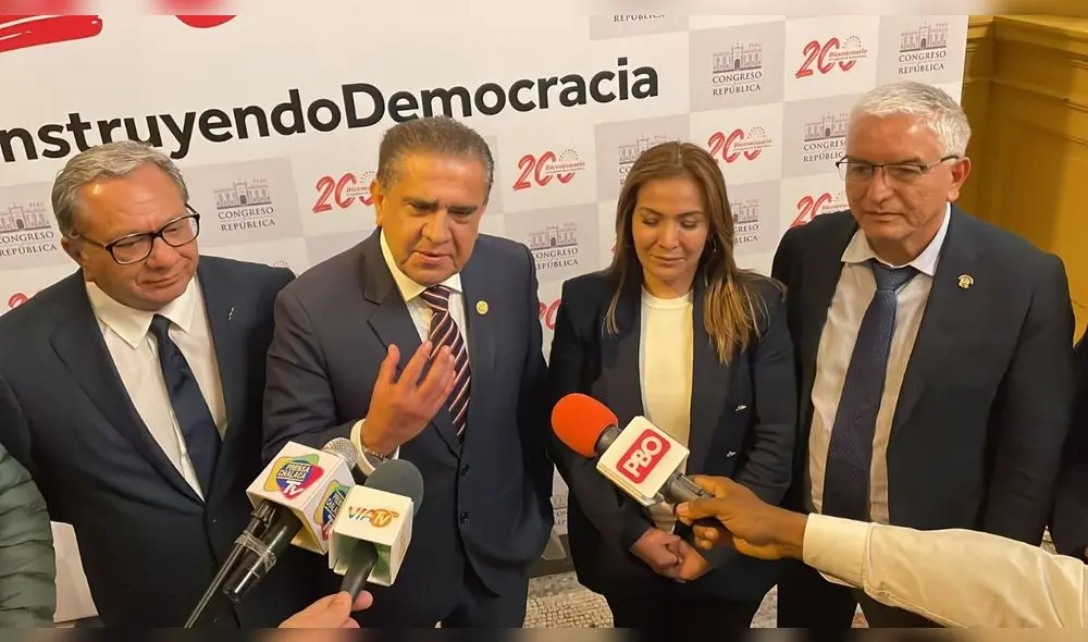 El gobernador Llempén y congresistas declaran tras aprobarse ley. Foto: GORE El gobernador Llempén y congresistas declaran tras aprobarse ley. Foto: GORE