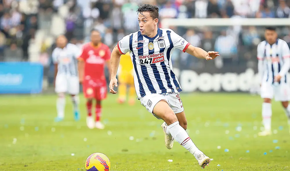 Buena relación con las redes. Cristian Benavente ha marcado 6 anotaciones en 20 encuentros disputados con Alianza Lima en la Liga 1 2022. Foto: Antonio Melgarejo/La República Buena relación con las redes. Cristian Benavente ha marcado 6 anotaciones en 20 encuentros disputados con Alianza Lima en la Liga 1 2022. Foto: Antonio Melgarejo/La República