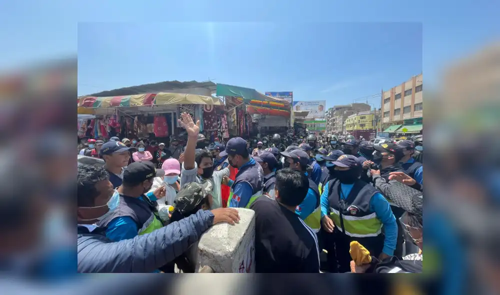 Los comerciantes exigieron al personal municipal que los dejen trabajar para tener recursos económicos. Foto: Rosa Quincho/URPI-LR