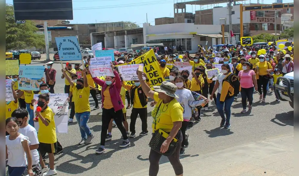 Alumnos, docentes y padres de familia protestan para exigir culminación de obra. Foto: La República. Alumnos, docentes y padres de familia protestan para exigir culminación de obra. Foto: La República.