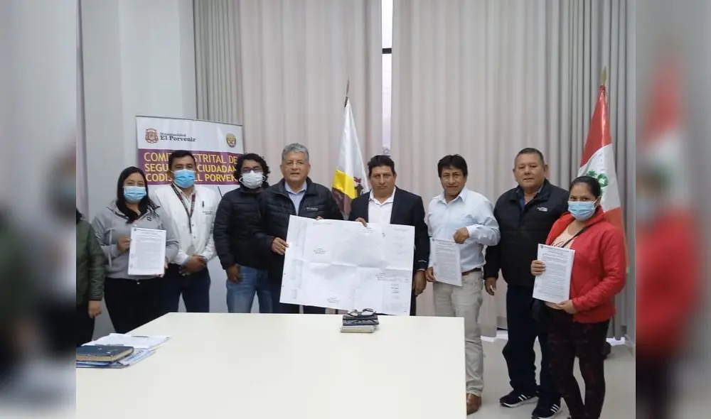 Rebaza entregó planos visados a dirigentes de Alto Trujillo. Foto: MDEP