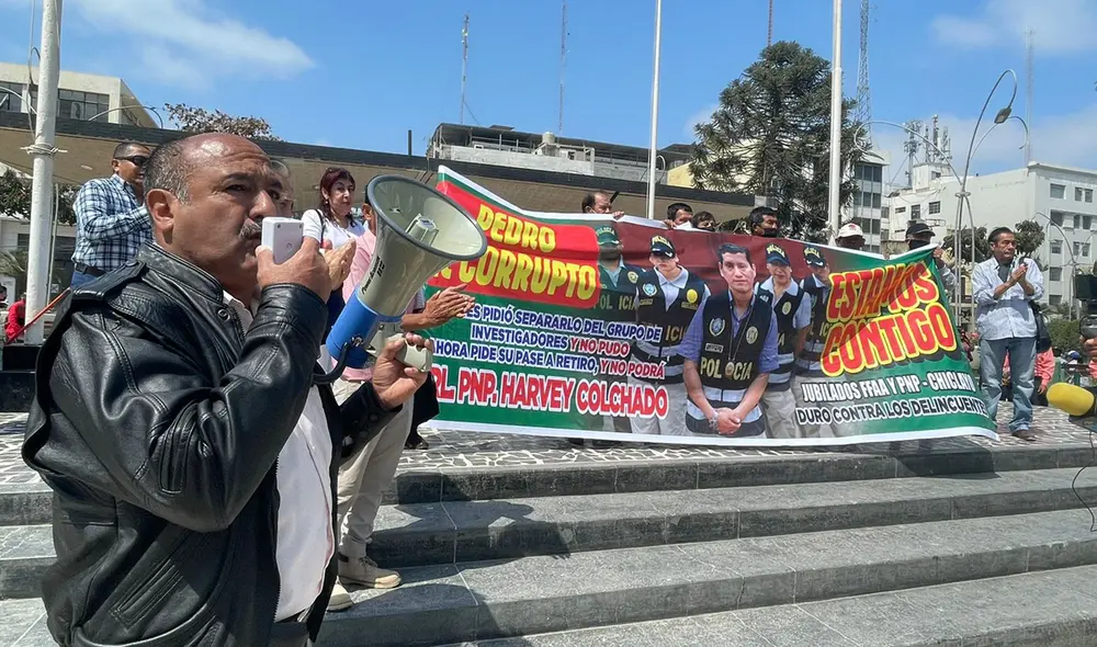 Mujeres y varones con una banderola en mano indicaron que su lucha se fundamenta en que no se logre el pase a retiro del efectivo. Foto: Rosa Quincho/URPI Mujeres y varones con una banderola en mano indicaron que su lucha se fundamenta en que no se logre el pase a retiro del efectivo. Foto: Rosa Quincho/URPI