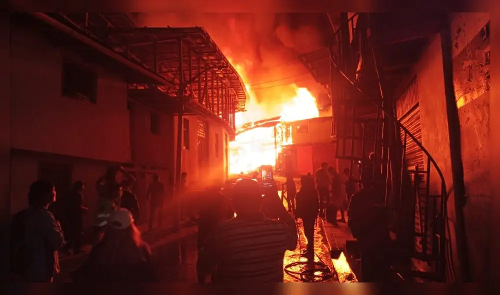 Siniestro redujo a cenizas todo lo que contenía el local comercial. Foto: MPH