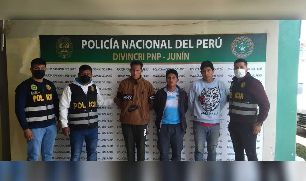 Durante la visualización de los teléfonos celulares, se encontró fotografías en las que los detenidos posan portando armas de corto y largo alcance, así como fotos en una poza de maceración y con ladrillos de cocaína. Foto: Óscar Chumpitaz/La República Durante la visualización de los teléfonos celulares, se encontró fotografías en las que los detenidos posan portando armas de corto y largo alcance, así como fotos en una poza de maceración y con ladrillos de cocaína. Foto: Óscar Chumpitaz/La República