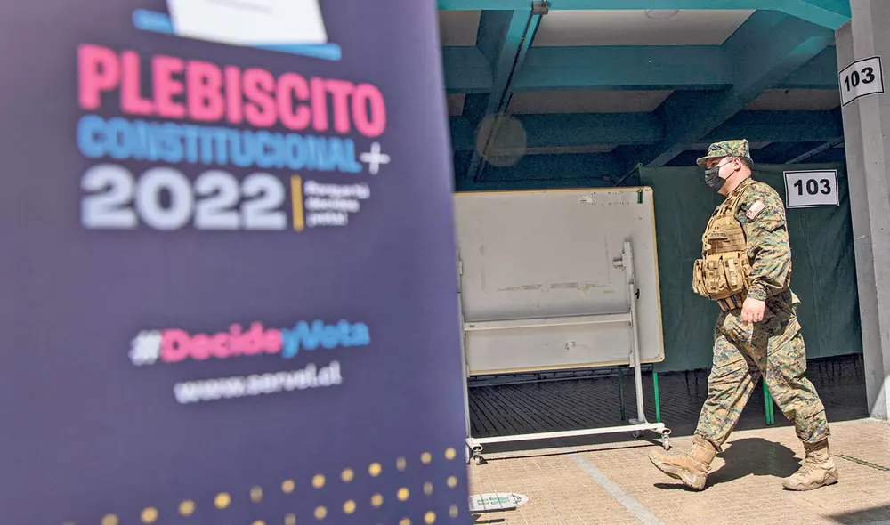 Seguridad. Un soldado camina en un colegio electoral en la víspera del referéndum en el que los chilenos votarán sobre si adoptan una nueva Constitución.