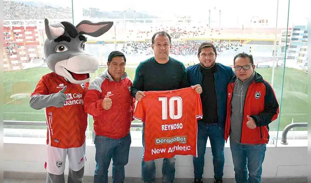 Visita. Juan Reynoso estuvo en un de los palcos del estadio Inca Garcilaso de la Vega del Cusco y recibió una camiseta con su nombre estampado. Foto: Cortesía Visita. Juan Reynoso estuvo en un de los palcos del estadio Inca Garcilaso de la Vega del Cusco y recibió una camiseta con su nombre estampado. Foto: Cortesía