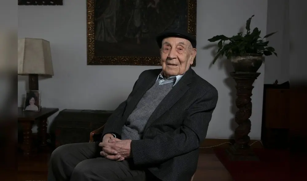 Uriel García en su casa de Surco. Todavía responde consultas de sus colegas patólogos. Fotografía: Marco Cotrina.