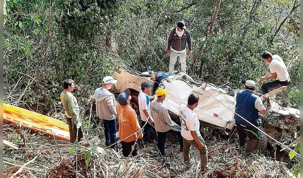 Camioneta cayó a abismo.
