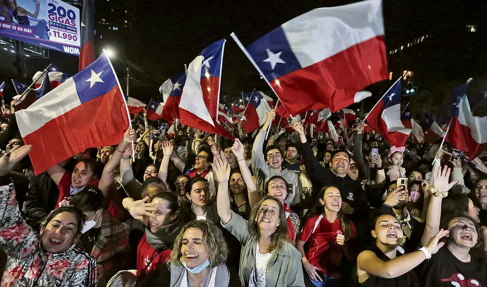 Celebran. Personas que rechazan el nuevo proyecto de Constitución, tras saber los primeros resultados del referéndum, en las calles de Santiago. Foto: EFE