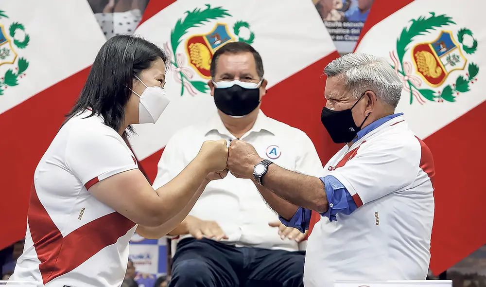 El dato. Keiko Fujimori y César Acuña se unieron contra Pedro Castillo en la segunda vuelta electoral. Para ello, se vistieron con la camiseta nacional. El dato. Keiko Fujimori y César Acuña se unieron contra Pedro Castillo en la segunda vuelta electoral. Para ello, se vistieron con la camiseta nacional.