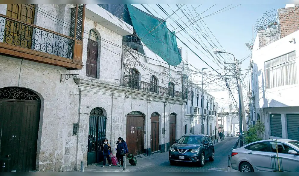 Cambios. Casona fue modificada con la venia de una licencia que habría sido falsificada. Trabajadora Ana Barverena es la principal involucrada. Esta se negó a responder cuestionamientos. Foto: Rodrigo Talavera/La República