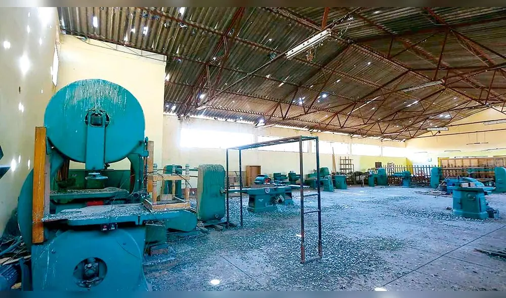 Destrozado. Taller de carpintería de colegio esta destrozado. Techo se cae a pedazos. Foto: La República/Rodrigo Talavera