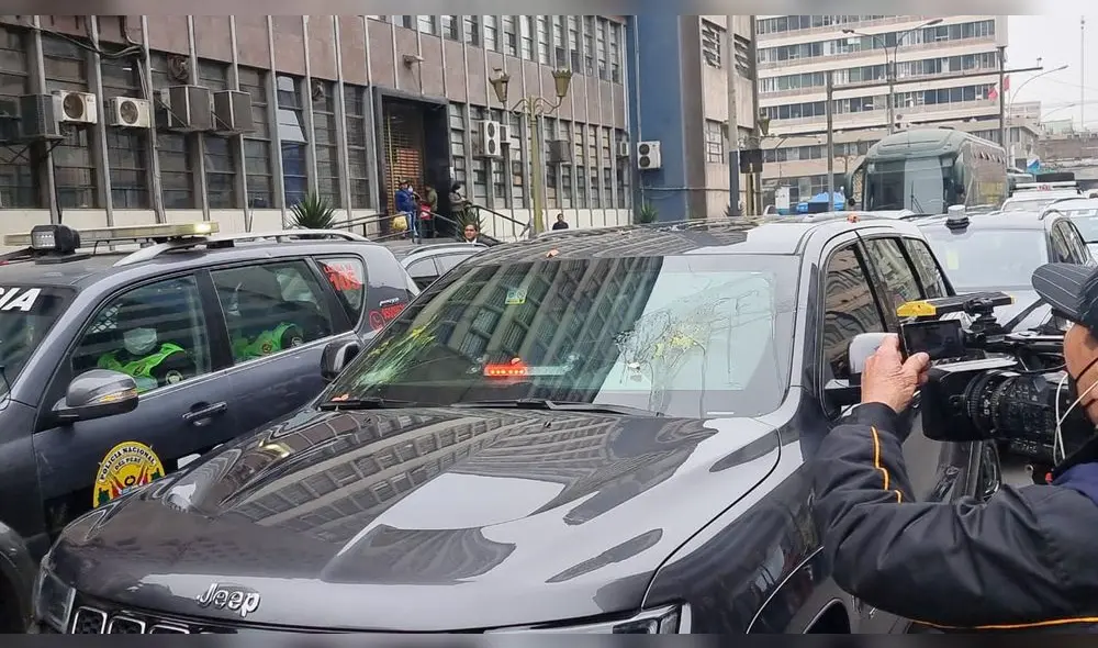 Tiran huevos a vehículo de Presidencia. Foto: Deysi Portuguez / URPI-LR Tiran huevos a vehículo de Presidencia. Foto: Deysi Portuguez / URPI-LR