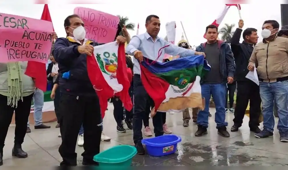 Vecinos de Alto Trujillo que llegaron a la Plaza de Armas de Trujillo exigieron que líder de APP pida disculpas públicas. Foto: Yolanda Goicochea/URPI LR Vecinos de Alto Trujillo que llegaron a la Plaza de Armas de Trujillo exigieron que líder de APP pida disculpas públicas. Foto: Yolanda Goicochea/URPI LR