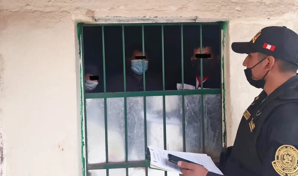 Los sindicados fueron intervenidos al interior de un vehículo Susuki. Foto: PNP