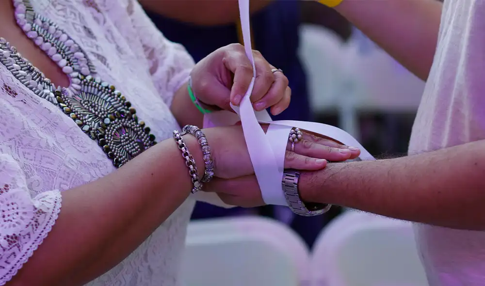 Tras el fallecimiento de su padre, el hombre empezó a sentir amor por su madrastra. Foto: AFP