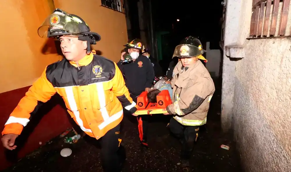 El hecho ocurrió en horas de la madrugada. Vecinos reportaron una emergencia al Cuerpo de Bomberos Voluntarios de la ciudad. Foto: Bomberos/PrensaLibre El hecho ocurrió en horas de la madrugada. Vecinos reportaron una emergencia al Cuerpo de Bomberos Voluntarios de la ciudad. Foto: Bomberos/PrensaLibre