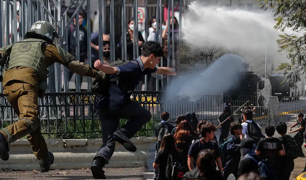 Cientos de estudiantes se manifestaron frente al palacio presidencial. Foto: composición LR/AFP Cientos de estudiantes se manifestaron frente al palacio presidencial. Foto: composición LR/AFP