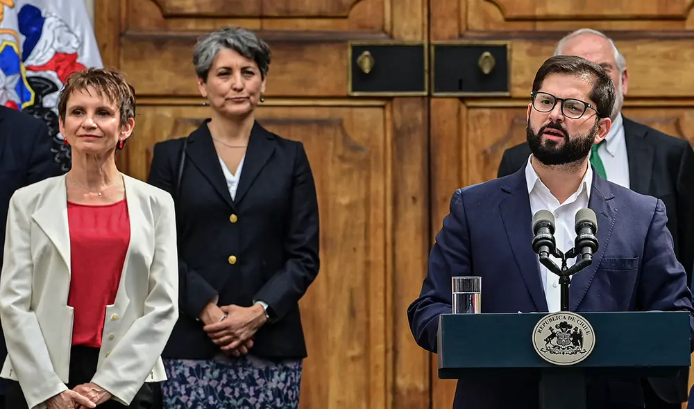 El presidente de Chile, Gabriel Boric, habla junto a la nueva ministra del Interior y Seguridad Pública, Carolina Tohá. Foto: AFP