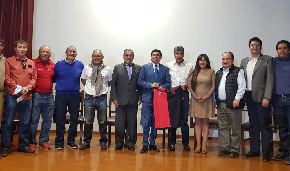 Los productores presentaron el trabajo audiovisual en presencia de exjugadores, como Raúl Obando, capitán de aquel histórico equipo. Foto: Alexis Choque/URPI-LR
