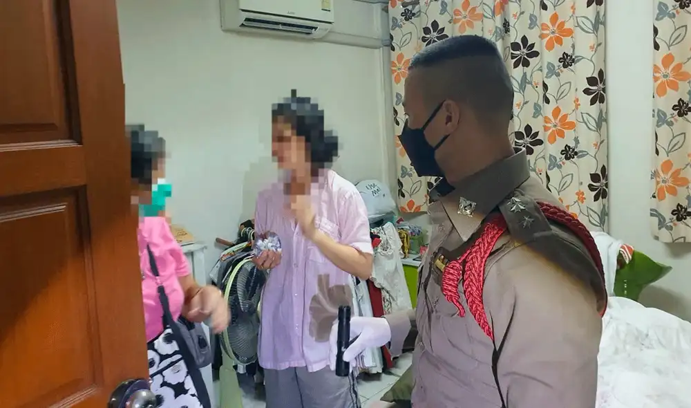 Después de varios intentos por salir del baño y pedidos de auxilio, la mujer de 54 años se dio por vencida. Foto: Facebook / @Prakanong.Station