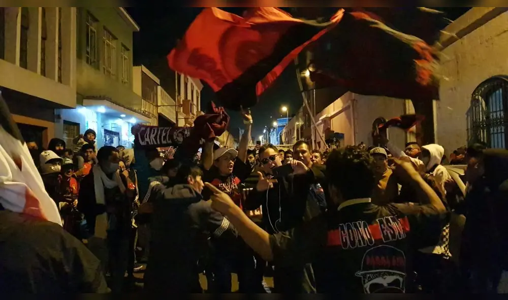 Banderazo de los hinchas rojinegros. Foto: Alexis Choque / URPI - LR