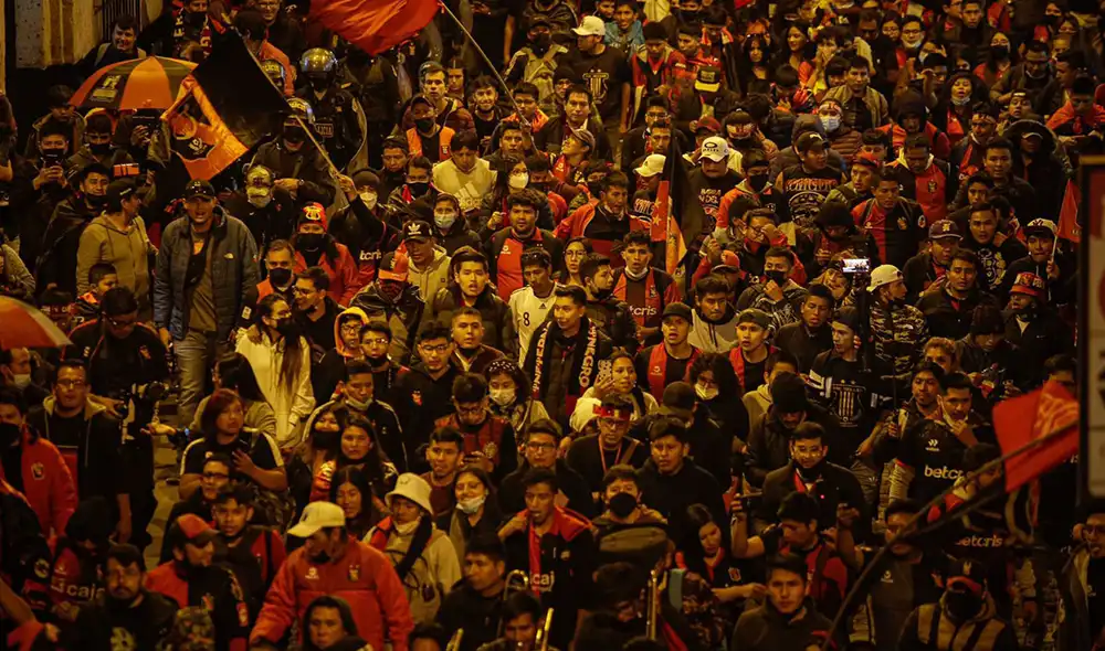 Marea rojinegra. Gran cantidad de hinchas acompañaron el banderazo. Foto: Rodrigo Talavera/La República