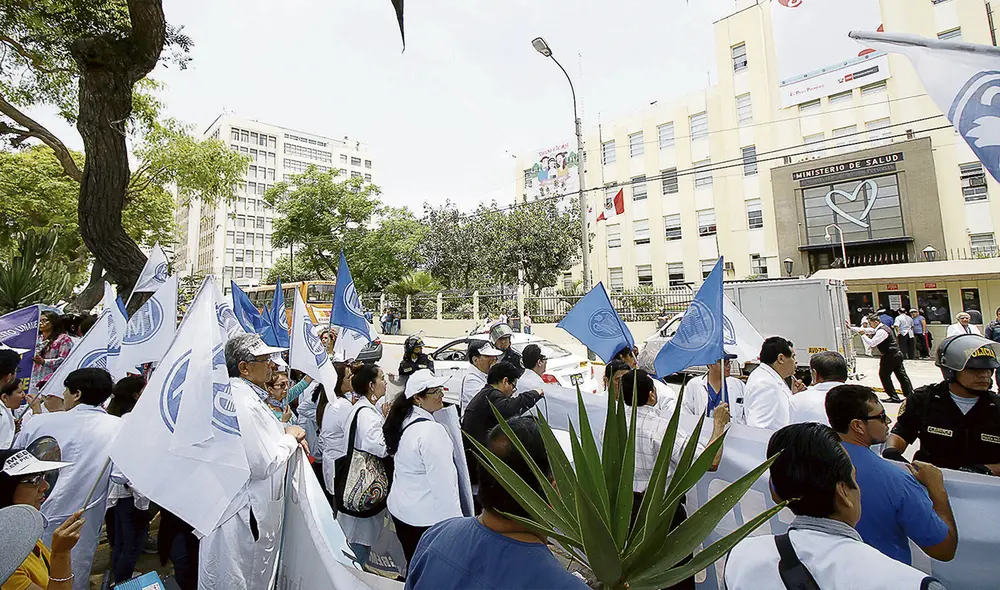 Reclamos. Alrededor de 17.037 trabajadores de la salud serían nombrados en el primer año, asegura Minsa. Para ello se requiere el apoyo del Congreso. Foto: Aldair Mejía/ La República Reclamos. Alrededor de 17.037 trabajadores de la salud serían nombrados en el primer año, asegura Minsa. Para ello se requiere el apoyo del Congreso. Foto: Aldair Mejía/ La República