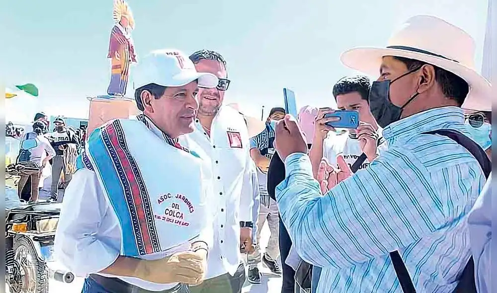 Promesas. Candidato visita Jardín del Colca, donde Cáceres Llica invirtió de manera ilegal. Foto: La República Promesas. Candidato visita Jardín del Colca, donde Cáceres Llica invirtió de manera ilegal. Foto: La República